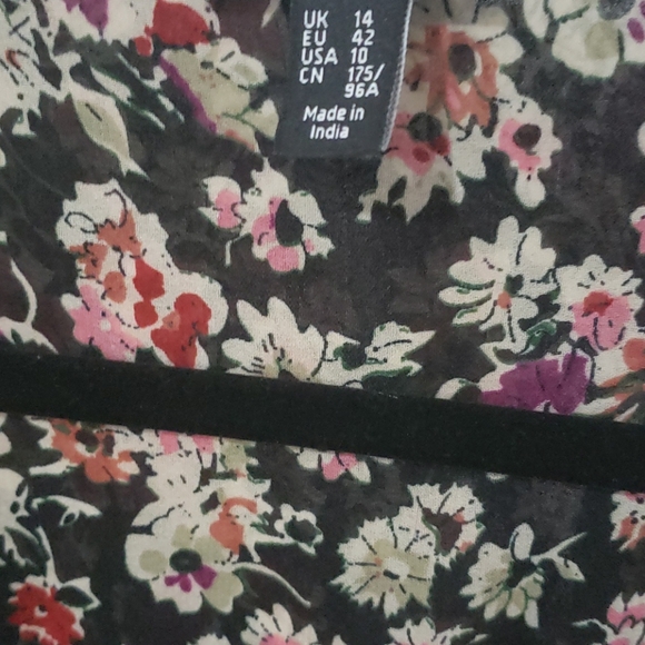 Floral wrap dress with ruffles - Picture 4 of 4